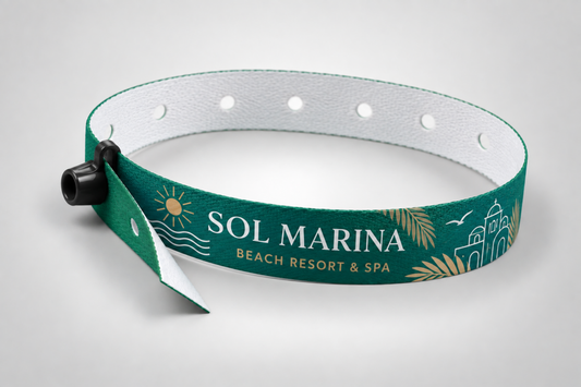 Bracelet en tissu vert avec fermoir pression et logo de resort imprimé