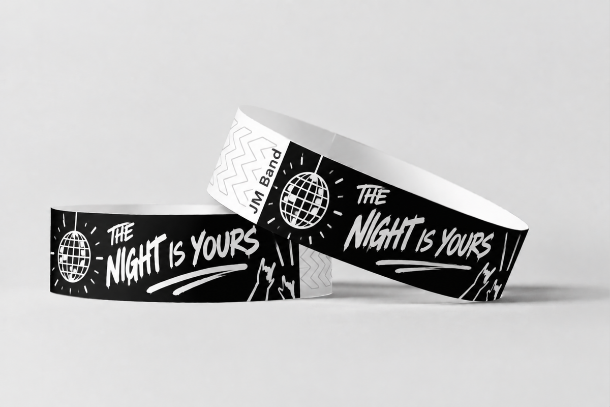 Zwee schwaarz Pabeieraarmbänner mat wäissem Partyowend-Drock