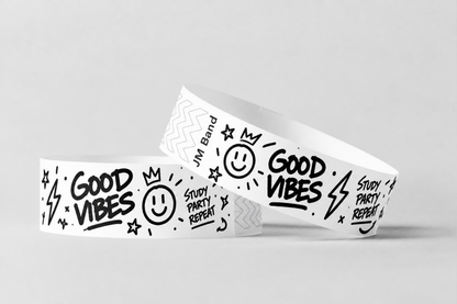 Deux bracelets en papier blancs avec motif doodle imprimé en noir