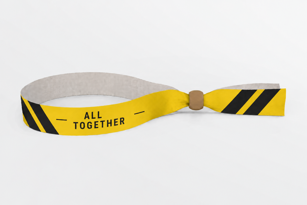 Bracelet en tissu rPET jaune à rayures noires avec fermoir en bois